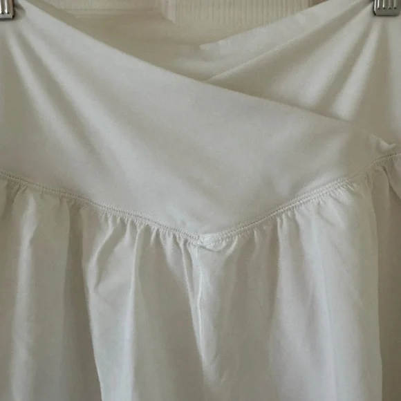 Offline by Aerie White Crossover Skirted Active Skort Size L EUC - Picture 4 of 13